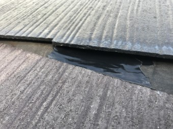 防水シートの破れはブチルテープで補修いたしました