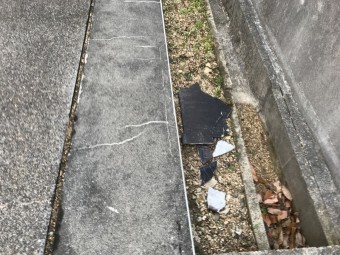 捲れ落ちた屋根材