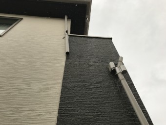 簡易的な物置が、台風により飛び竪樋に直撃したとのことです。