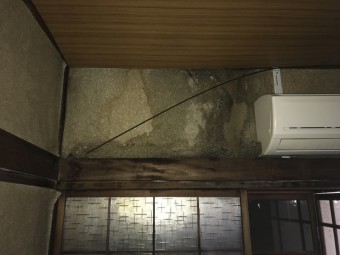 外壁に雨染みが出来ている様子