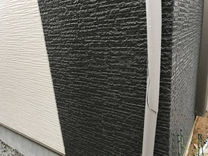飛散物により樋が変形して割れてしまっています。