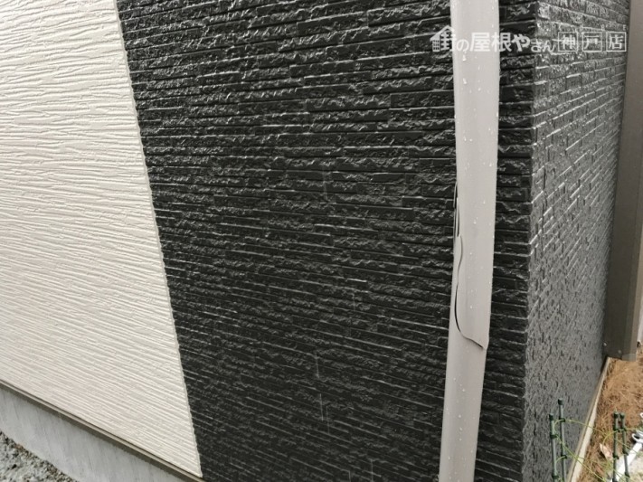 飛散物により樋が変形して割れてしまっています。