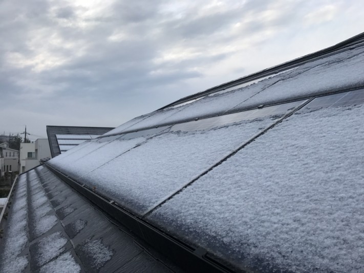 大屋根には雪が積もっていました。