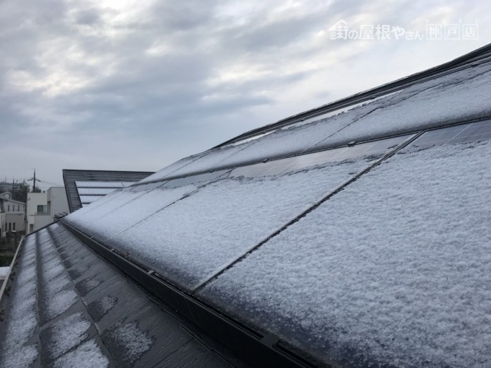 大屋根には雪が積もっていました。