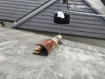 撤去した棟板金と棟下地の貫板