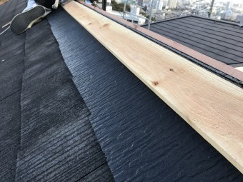 コロニアルを差替え新しい貫板をビス止めしていきます。