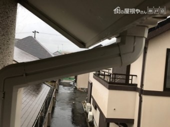 神戸市東灘区 竪樋を集水器と連結致します。