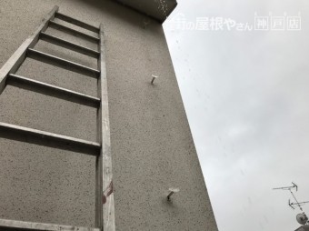 神戸市東灘区 既存の竪樋を捲り、金物を新設いたします。