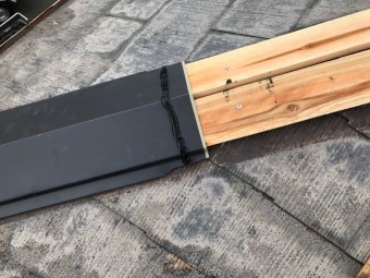 棟板金の取付、ジョイント部はコーキングを挟み込みます。