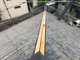 棟板金の受け木貫板の取付