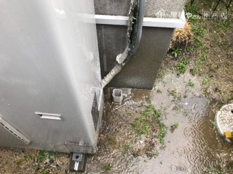 神戸市東灘区 地中に入り込んだ竪樋を切断いたします。