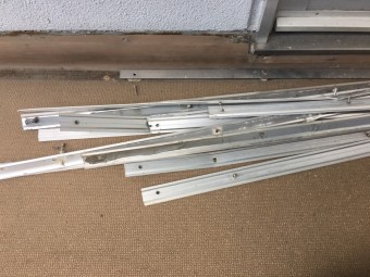 長尺シート押え金物ビス取り撤去