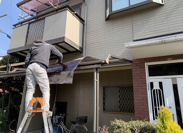 明石市 カーポート屋根の取り付け 実際の工程を解説します 神戸市で屋根工事 雨漏り補修なら街の屋根やさんにお任せください