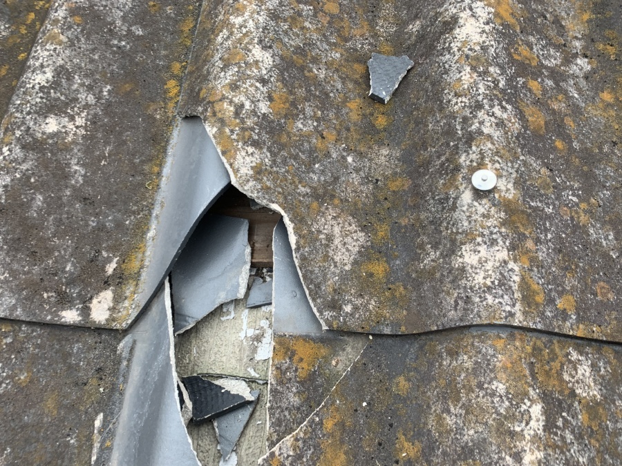 スレート　Yかわら屋根　飛来物による瓦の割れ、上下の重なりが割れています。