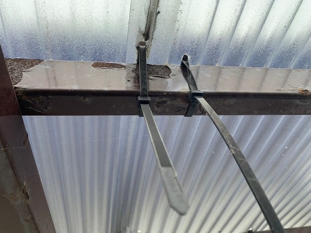 DIYで固定した穴から雨漏りしてるベランダ屋根