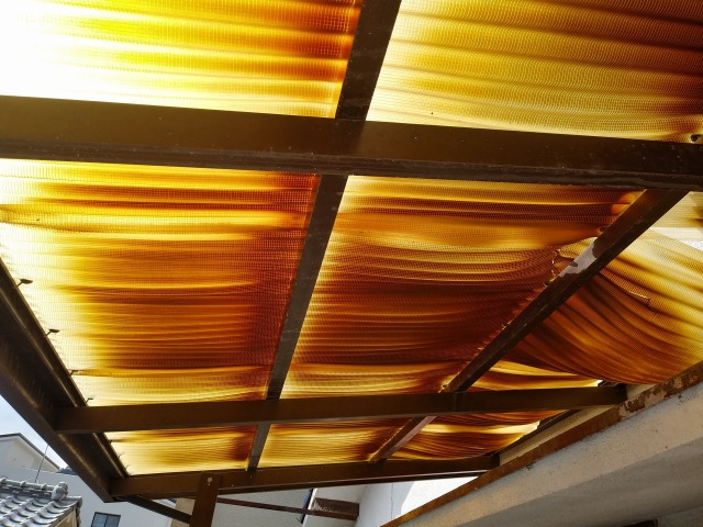 神戸市兵庫区で波板張替えなら！日焼けしたベランダ屋根張替え前の点検をレポート！