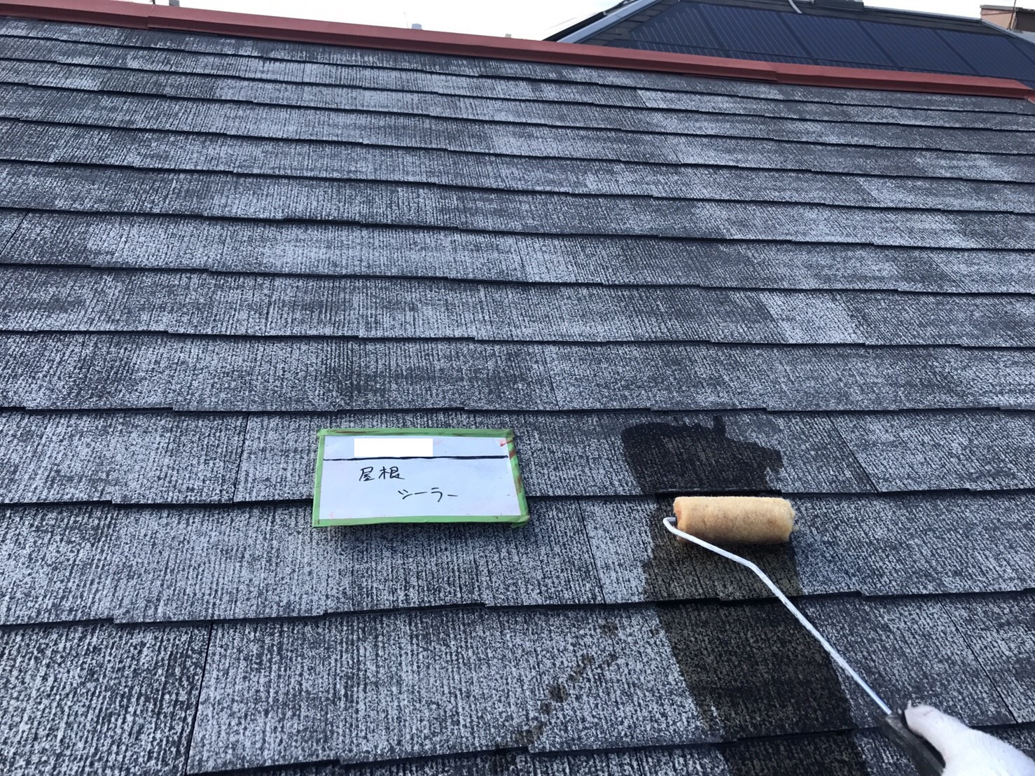 屋根の下塗り材塗布