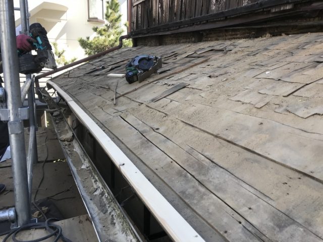 屋根の清掃完了、トントン葺きの屋根です。