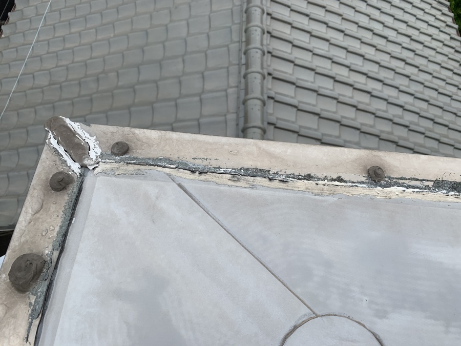屋根修繕前にはシート防水とアングル材に隙間