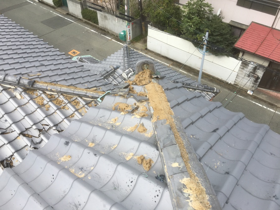 台風で崩壊した瓦屋根
