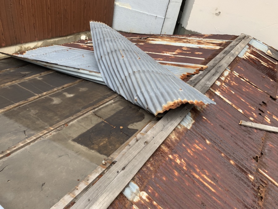平屋の波板トタン屋根の捲れ調査。　捲れ箇所