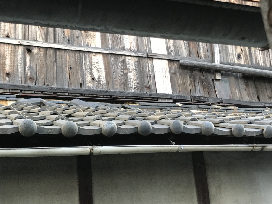 瓦屋根修理前の下屋根　壁際熨斗瓦のズレ落ち