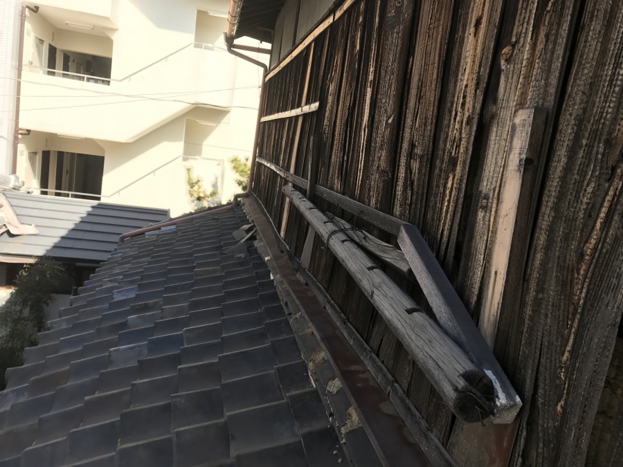 神戸市長田区で屋根葺き替え工事！築80年の屋根を復旧させます