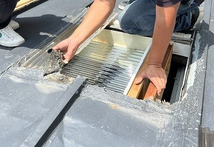 天窓の屋根材波板をめくります