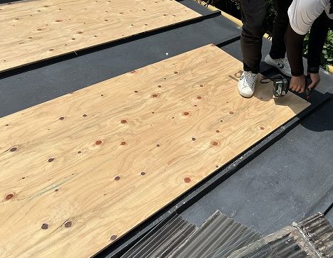 天窓のをふさぐ下地構造用合板を新設