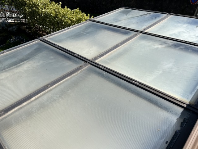屋根材がガラス製のサンルーム