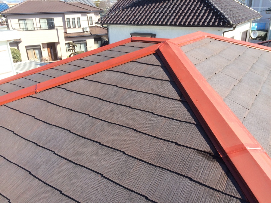 コロニアル屋根塗装、板金部にはサビ止めを塗装します！