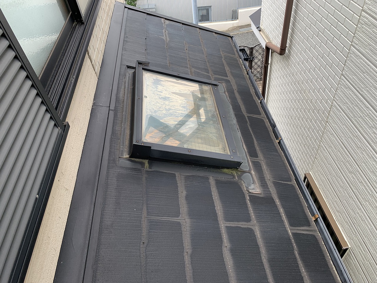 川西市で屋根修繕！トップライトを撤去して雨漏りリスクを回避！