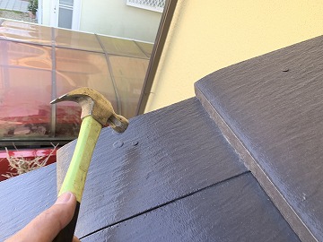 屋根修繕で屋根瓦の釘の浮き打ち込み