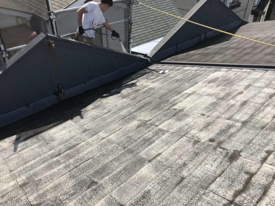 洗浄後乾いた屋根面です。屋根材の素地が見えており、屋根材の塗装面はかなり傷んでいた状態です。