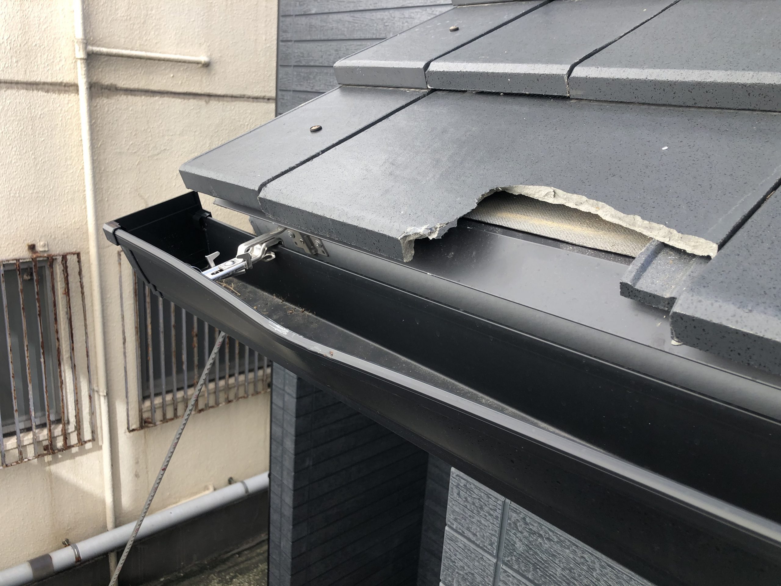 落下物による屋根の損害