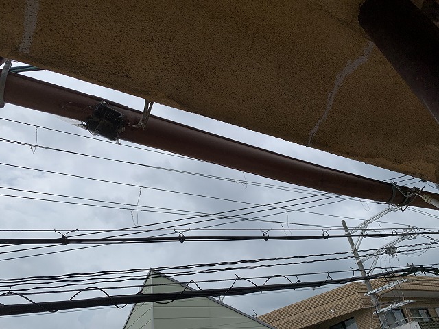 神戸市中央区で雨樋修理！水が溢れる雨樋の修理をおこないました
