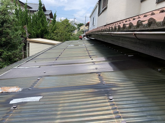 神戸市北区　ベランダの防水力をキープ！ベランダ屋根の張替え