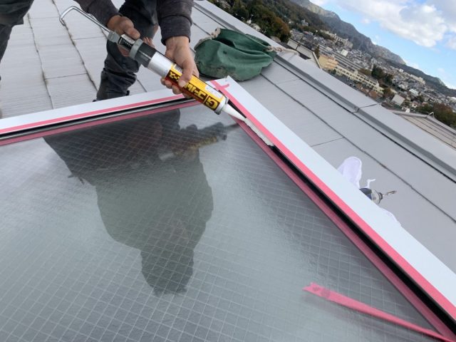 トップライト(天窓)の雨漏り修繕工事　　トップライト板金とガラスの間をシーリングで防水処理します。
