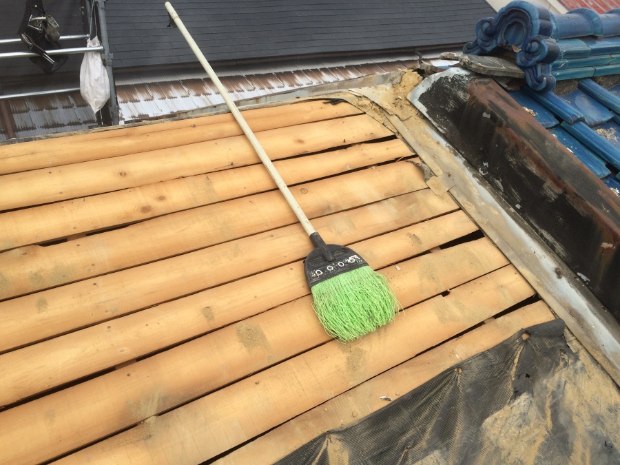 屋根の葺き替え工事　葺き土の清掃