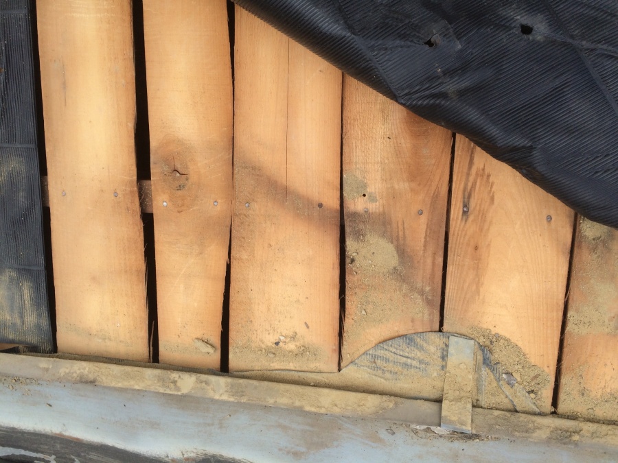 屋根の葺き替え工事　瓦屋根の取り合い部に雨染みを発見