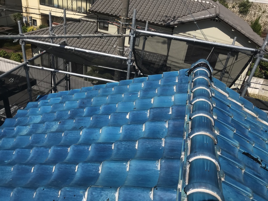 青緑の釉薬瓦葺きの屋根