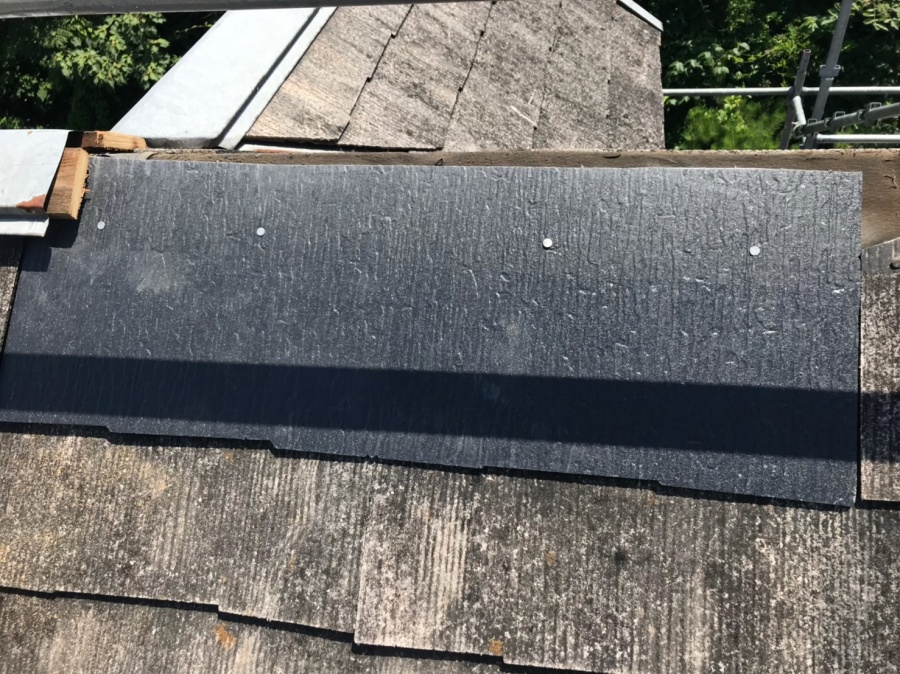 屋根補修工事に新しい屋根材を取り付けます。