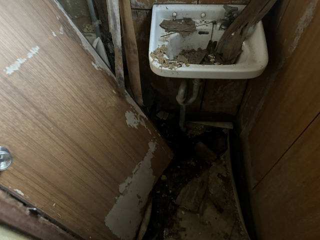 雨漏り箇所は洗面所です。落ちてきた天井が洗面所にたまっています