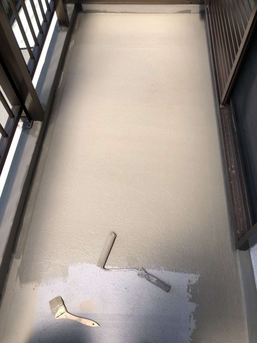 神戸市長田区　ベランダ防水工事　下地調整　樹脂モルタルカチオンペースト塗布