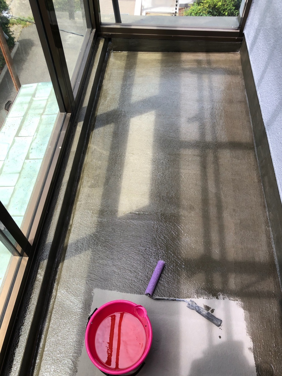 神戸市長田区　ベランダ防水工事　下塗りプライマー塗布