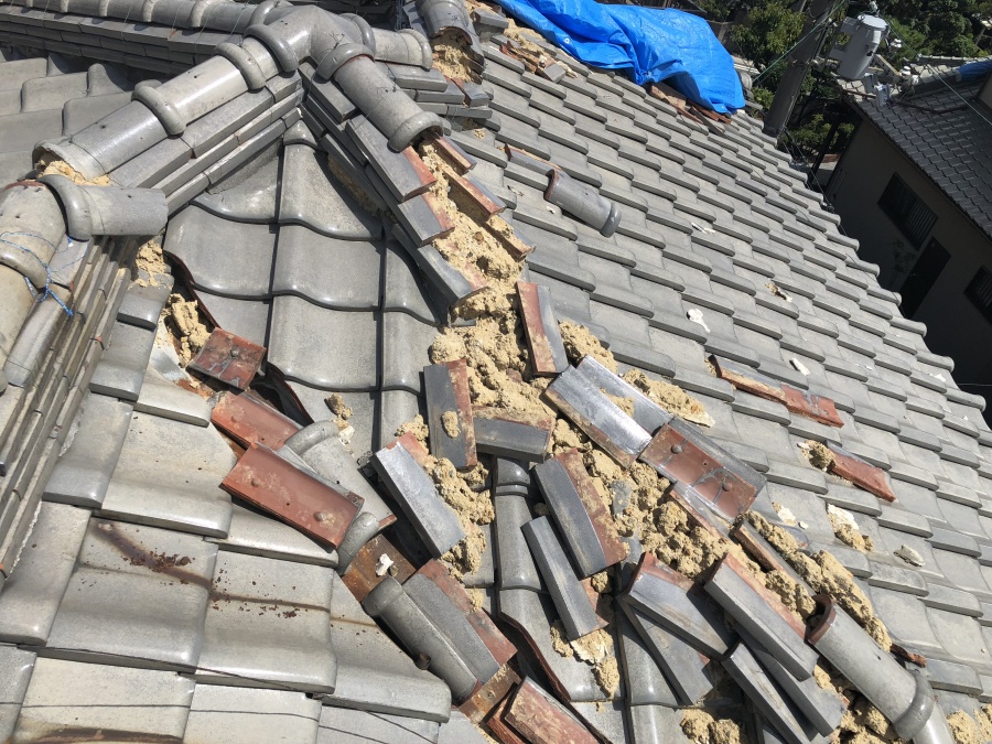 震災で崩壊した瓦屋根