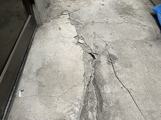 ひび割れた土間コンクリート