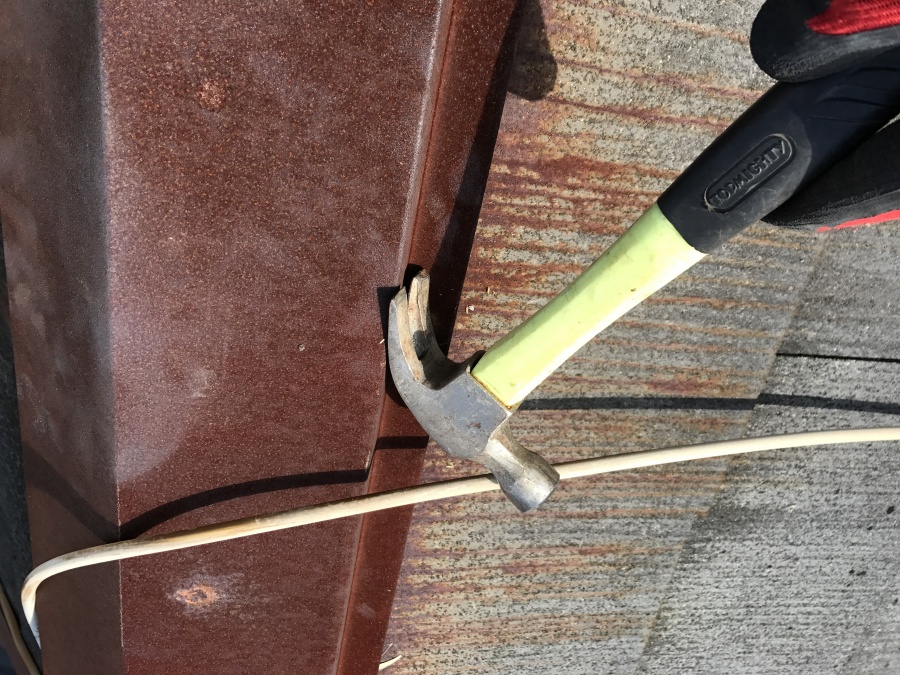 棟板金を固定している釘を取り除きます。