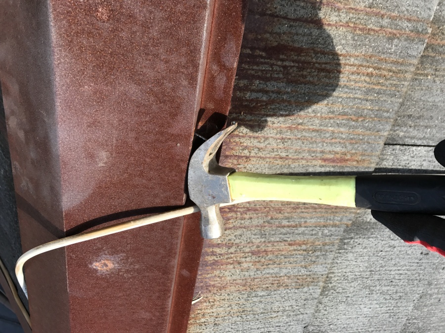 棟板金を固定している釘を取り除きます。
