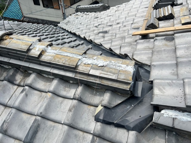 神戸市中央区で瓦補修工事！瓦屋根からの雨漏りを止める棟の積み直し工事とは？